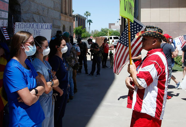 Nhân viên y tế đối đầu người biểu tình đòi mở cửa