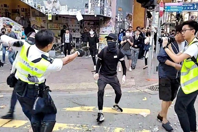 Cảnh sát bắn trúng ngực người biểu tình ở Hong Kong