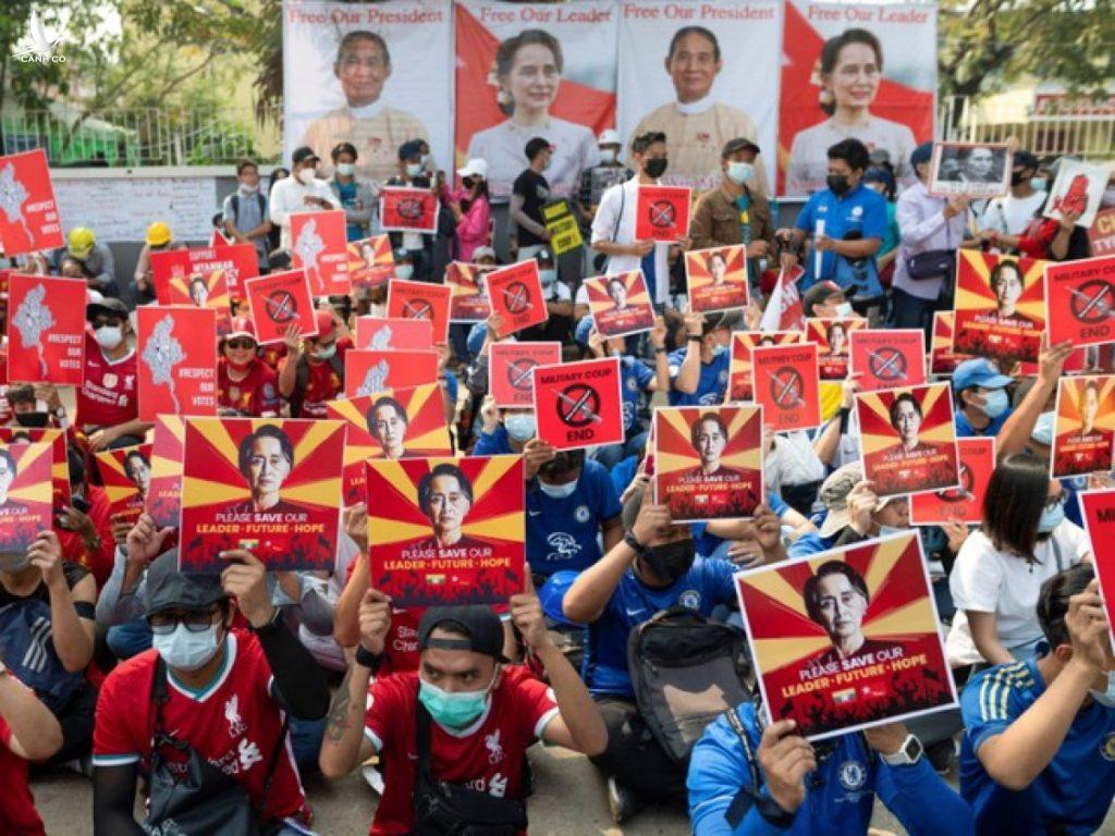 Biểu tình lớn chưa từng có ở Myanmar ngày càng sục sôi Biểu tình lớn chưa từng có ở Myanmar ngày càng sục sôi
