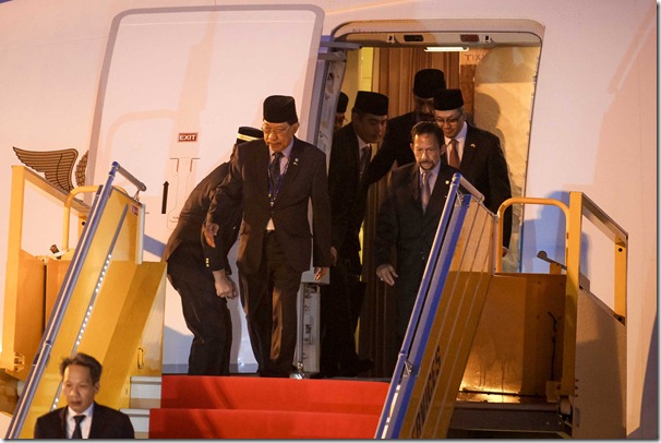 Quốc vương Brunei tự lái chuyên cơ đến Đà Nẵng dự APEC