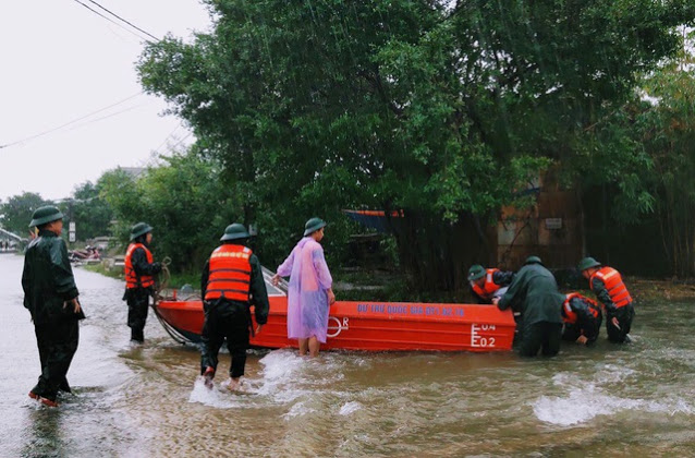 Công an, bộ đội đi xuồng đến từng nhà giải cứu dân trong lũ Công an, bộ đội đi xuồng đến từng nhà giải cứu dân trong lũ