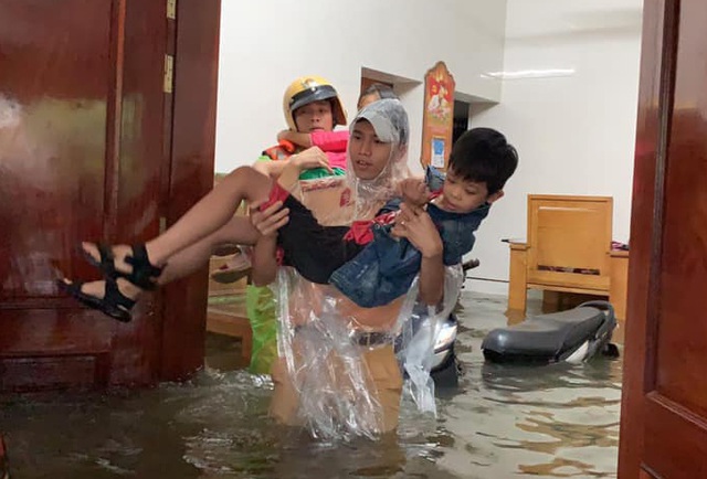 Công an, bộ đội đi xuồng đến từng nhà giải cứu dân trong lũ Công an, bộ đội đi xuồng đến từng nhà giải cứu dân trong lũ