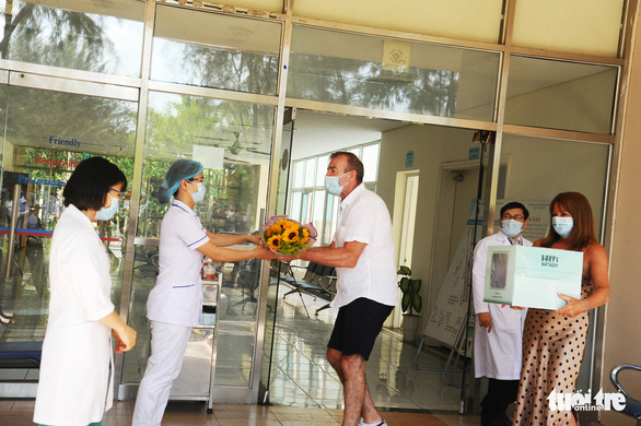 Bệnh nhân người Anh ra viện, mắt đỏ hoe cảm ơn bác sĩ bằng tiếng Việt