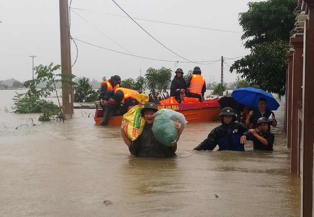 Công an, bộ đội đi xuồng đến từng nhà giải cứu dân trong lũ Công an, bộ đội đi xuồng đến từng nhà giải cứu dân trong lũ