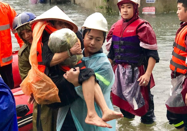 Công an, bộ đội đi xuồng đến từng nhà giải cứu dân trong lũ Công an, bộ đội đi xuồng đến từng nhà giải cứu dân trong lũ