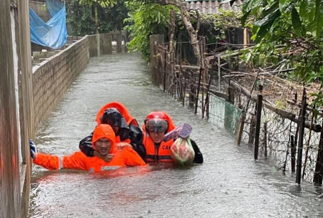 Công an, bộ đội đi xuồng đến từng nhà giải cứu dân trong lũ Công an, bộ đội đi xuồng đến từng nhà giải cứu dân trong lũ