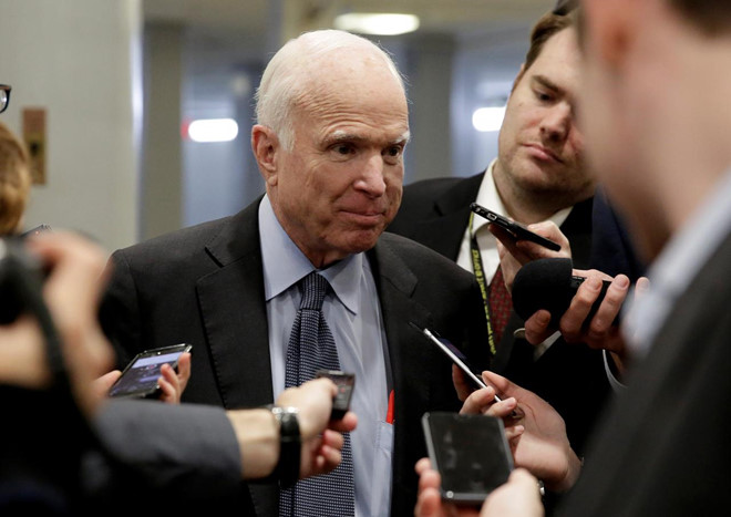 McCain dọa kiếm trát tòa để ép cộng sự của Trump điều trần
