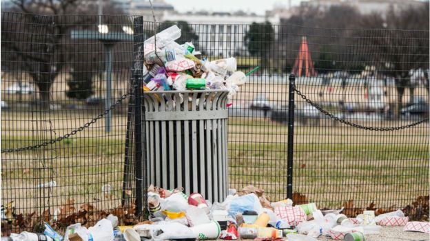 Chính phủ Mỹ ngừng hoạt động, nhà vệ sinh công viên phải đóng cửa theo vì không người dọn