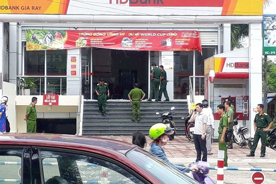 Đập vỡ kính, cướp ngân hàng táo tợn tại Đồng Nai