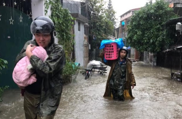 Công an, bộ đội đi xuồng đến từng nhà giải cứu dân trong lũ Công an, bộ đội đi xuồng đến từng nhà giải cứu dân trong lũ