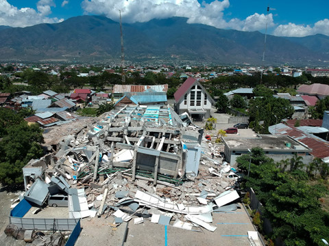 Số nạn nhân động đất, sóng thần ở Indonesia tăng chóng mặt