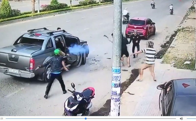 Đồng Nai: Đi ô tô dùng súng xử nhau kinh hoàng trên phố