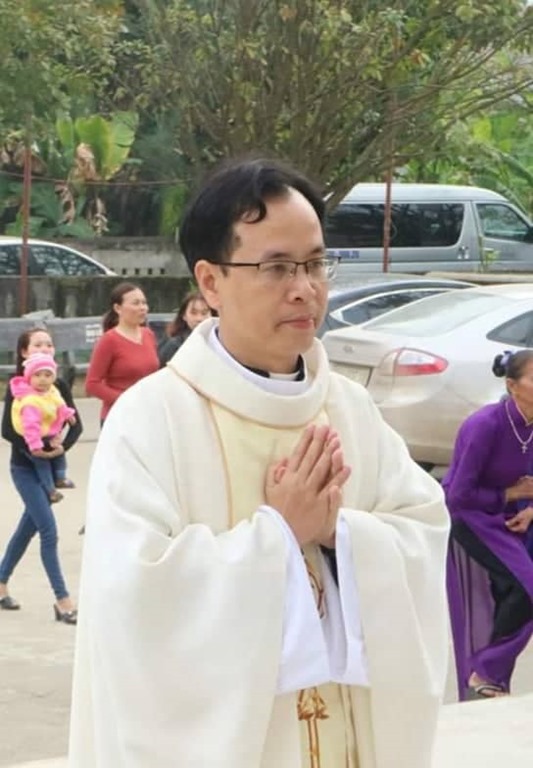 Linh mục Nguyễn Văn Hảo đang tự tát vào mặt mình