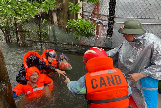 Công an, bộ đội đi xuồng đến từng nhà giải cứu dân trong lũ Công an, bộ đội đi xuồng đến từng nhà giải cứu dân trong lũ