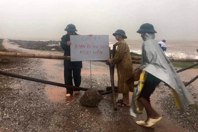 Công an, bộ đội đi xuồng đến từng nhà giải cứu dân trong lũ Công an, bộ đội đi xuồng đến từng nhà giải cứu dân trong lũ