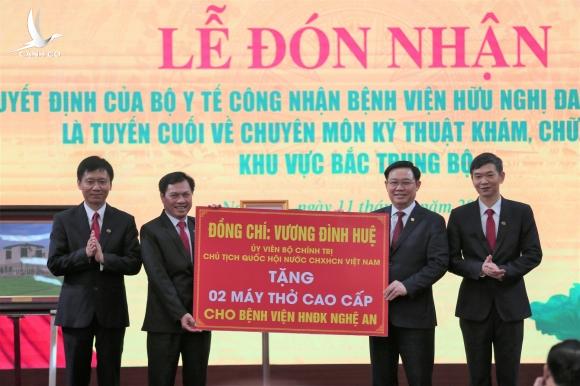 Chủ tịch QH Vương Đình Huệ trao tặng máy thở cho bệnh viện ở Nghệ An