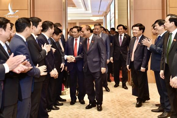 Chủ tịch nước Nguyễn Xuân Phúc bàn giao công việc cho Thủ tướng Phạm Minh Chính Chủ tịch nước Nguyễn Xuân Phúc bàn giao công việc cho Thủ tướng Phạm Minh Chính