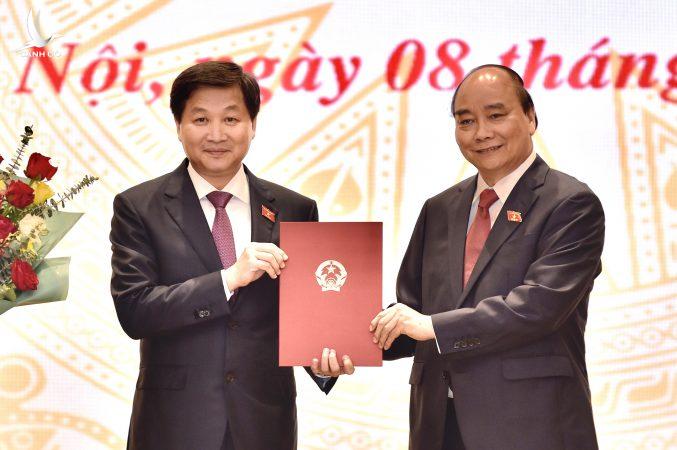 Chủ tịch nước Nguyễn Xuân Phúc bàn giao công việc cho Thủ tướng Phạm Minh Chính Chủ tịch nước Nguyễn Xuân Phúc bàn giao công việc cho Thủ tướng Phạm Minh Chính