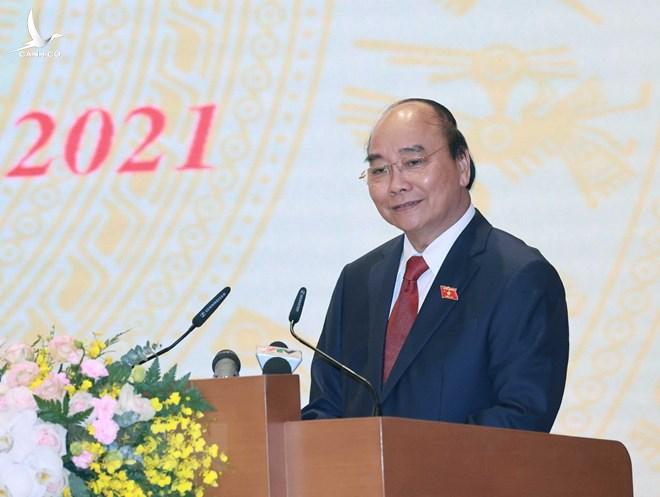 Chủ tịch nước Nguyễn Xuân Phúc bàn giao công việc cho Thủ tướng Phạm Minh Chính Chủ tịch nước Nguyễn Xuân Phúc bàn giao công việc cho Thủ tướng Phạm Minh Chính