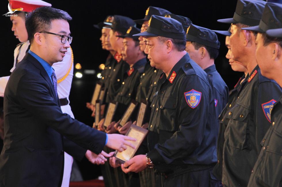 Tuổi trẻ cảnh sát cơ động đón nhận Huân chương Bảo vệ Tổ quốc hạng nhì