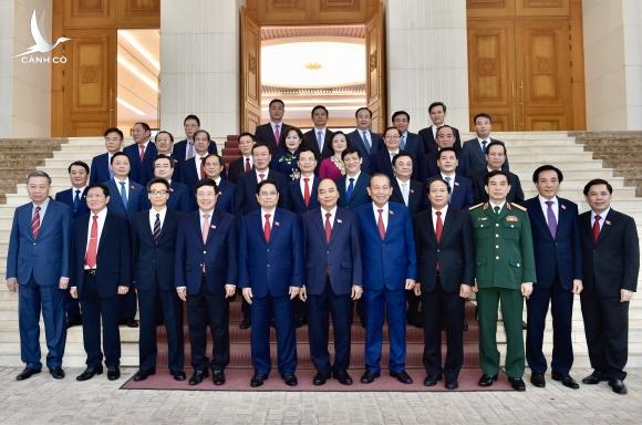 Chủ tịch nước Nguyễn Xuân Phúc bàn giao công việc cho Thủ tướng Phạm Minh Chính Chủ tịch nước Nguyễn Xuân Phúc bàn giao công việc cho Thủ tướng Phạm Minh Chính