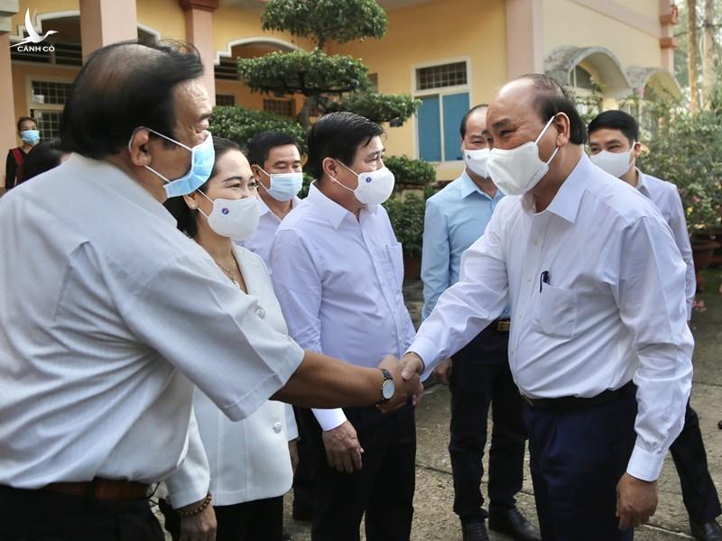 Chủ tịch nước Nguyễn Xuân Phúc tiếp xúc cử tri vận động bầu cử