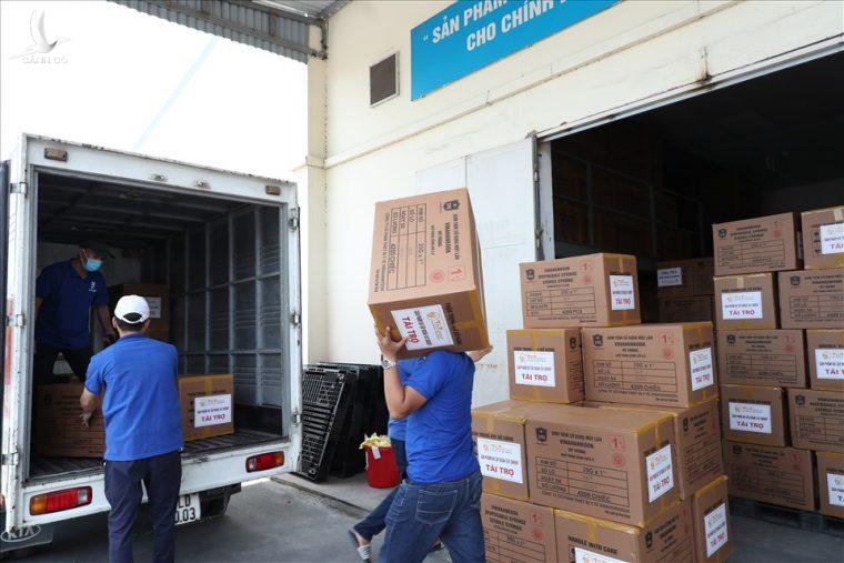 Nhiều tỉnh thành hỗ trợ TP.HCM hơn 814 tỷ đồng và nhu yếu phẩm phòng, chống dịch COVID-19 Nhiều tỉnh thành hỗ trợ TP.HCM hơn 814 tỷ đồng và nhu yếu phẩm phòng, chống dịch COVID-19