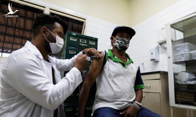 Brazil lún sâu vào vực thẳm vì Kén chọn vaccine Covid-19 Brazil lún sâu vào vực thẳm vì Kén chọn vaccine Covid-19