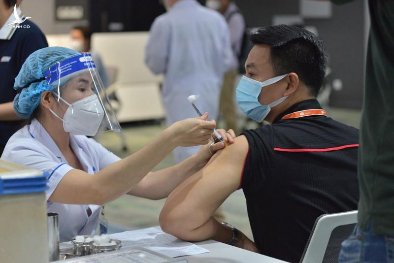 70% người dân TP.HCM sẽ được tiêm vaccine Covid-19 trong năm nay 70% người dân TP.HCM sẽ được tiêm vaccine Covid-19 trong năm nay