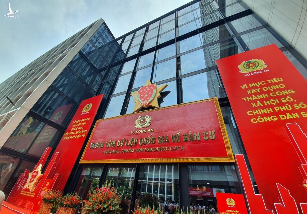 Thủ tướng Phạm Minh Chính kích hoạt vận hành 2 hệ thống cơ sở dữ liệu quốc gia Thủ tướng Phạm Minh Chính kích hoạt vận hành 2 hệ thống cơ sở dữ liệu quốc gia