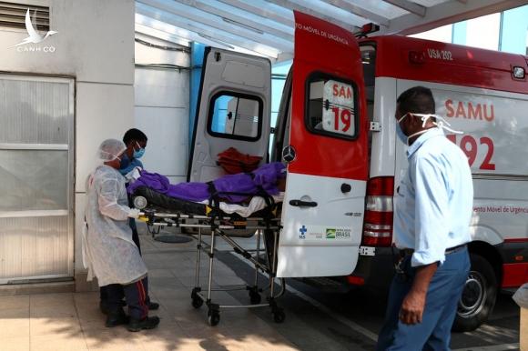 Brazil lún sâu vào vực thẳm vì Kén chọn vaccine Covid-19 Brazil lún sâu vào vực thẳm vì Kén chọn vaccine Covid-19
