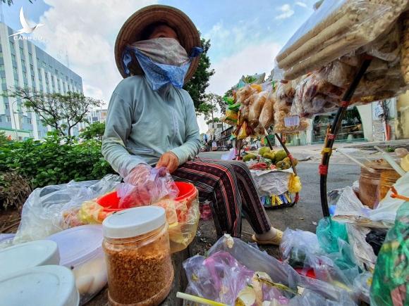 Người bán vé số, bán hàng rong cũng được hưởng gói hỗ trợ 886 tỷ của TP.HCM Người bán vé số, bán hàng rong cũng được hưởng gói hỗ trợ 886 tỷ của TP.HCM