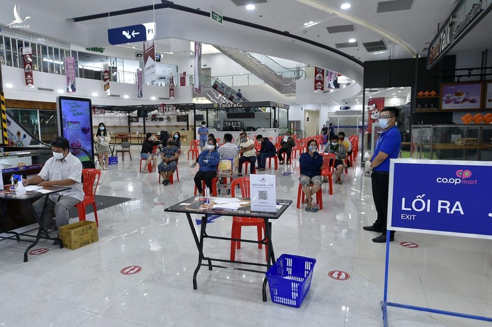 Phó thủ tướng Vũ Đức Đam kiểm tra BV dã chiến, siêu thị tại TP.HCM Phó thủ tướng Vũ Đức Đam kiểm tra BV dã chiến, siêu thị tại TP.HCM