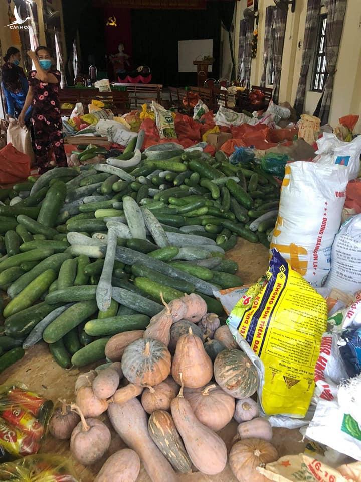 Cay mắt hình ảnh trắng đêm gom bầu bí, gạo muối tặng bà con TP.HCM, Bình Dương chống Covid-19 Cay mắt hình ảnh trắng đêm gom bầu bí, gạo muối tặng bà con TP.HCM, Bình Dương chống Covid-19