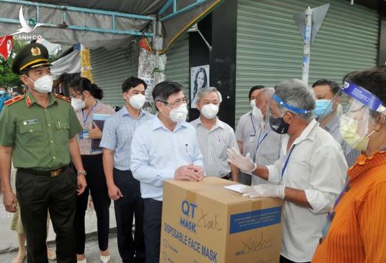 Chủ tịch Nguyễn Thành Phong: Y tế sẽ tới tận nhà tiêm vaccine cho người dân