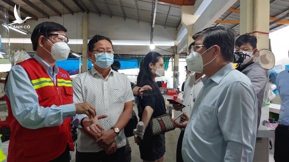 Chủ tịch TP.HCM thị sát chợ phát thẻ hàng ngày cho dân Chủ tịch TP.HCM thị sát chợ phát thẻ hàng ngày cho dân