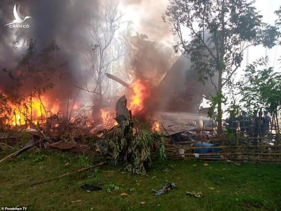 Hiện trường vụ tai nạn máy bay quân sự Philippines, gần 100 người thương vong