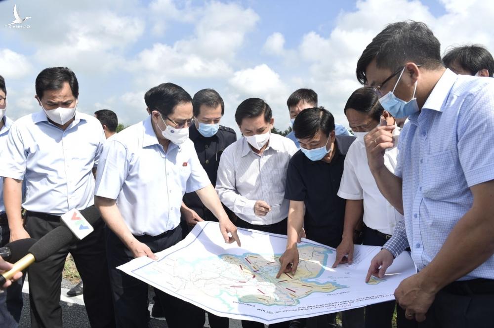 Hết lòng, hết sức vì đất nước, vì nhân dân Hết lòng, hết sức vì đất nước, vì nhân dân