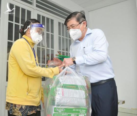 Chủ tịch Nguyễn Thành Phong: Y tế sẽ tới tận nhà tiêm vaccine cho người dân Chủ tịch Nguyễn Thành Phong: Y tế sẽ tới tận nhà tiêm vaccine cho người dân