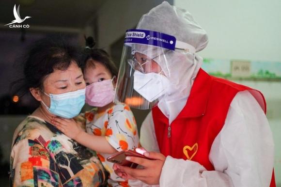 Hoảng hồn nhìn cảnh dân Thái Lan đổ xô đi tiêm vắc-xin Covid-19