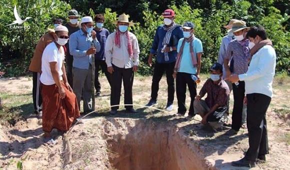 Campuchia đào sẵn huyệt chôn người chết giữa chuỗi ngày Covid-19 chết chóc