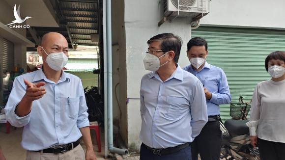 Chủ tịch TP.HCM thị sát chợ phát thẻ hàng ngày cho dân Chủ tịch TP.HCM thị sát chợ phát thẻ hàng ngày cho dân