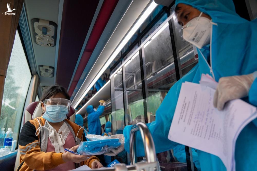 Bí thư Nguyễn Văn Nên mời bà con ngoại tỉnh ở lại tiêm vaccine