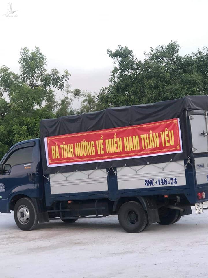 Cay mắt hình ảnh trắng đêm gom bầu bí, gạo muối tặng bà con TP.HCM, Bình Dương chống Covid-19 Cay mắt hình ảnh trắng đêm gom bầu bí, gạo muối tặng bà con TP.HCM, Bình Dương chống Covid-19