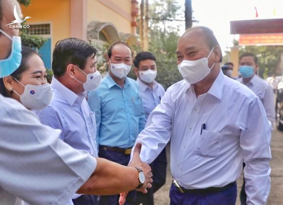 Chủ tịch nước Nguyễn Xuân Phúc thăm người dân khu phong tỏa tại Hóc Môn