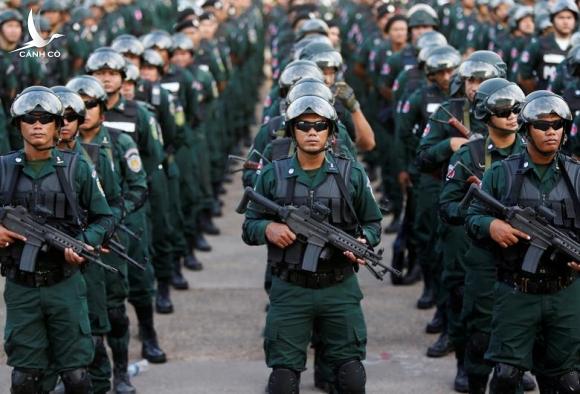 Mỹ cắt chương trình đào tạo quân sự với Campuchia