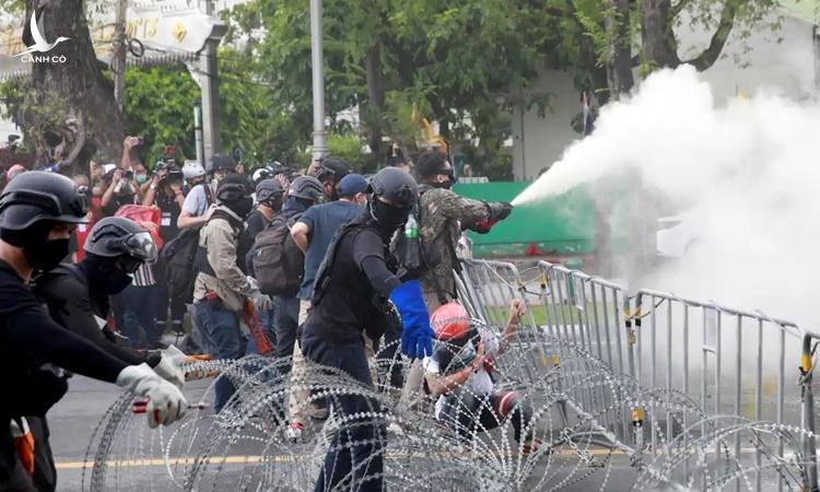 Thái Lan vỡ trận sau cuộc biểu tình, bạo loạn ngày 18/7 Thái Lan vỡ trận sau cuộc biểu tình, bạo loạn ngày 18/7
