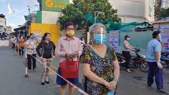 Chủ tịch TP.HCM thị sát chợ phát thẻ hàng ngày cho dân Chủ tịch TP.HCM thị sát chợ phát thẻ hàng ngày cho dân