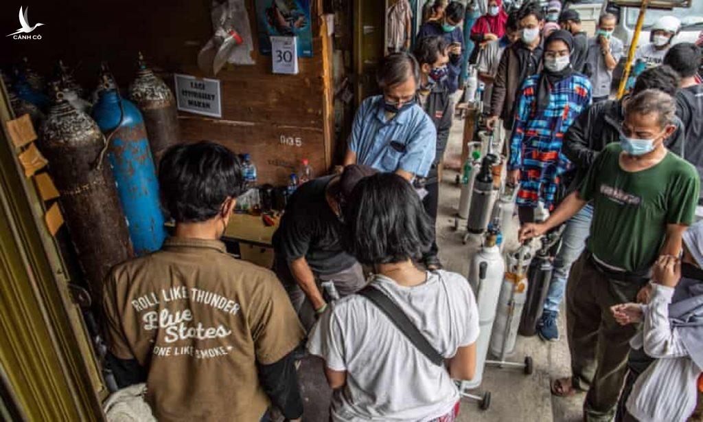 Thảm kịch tại Indonesia: Y tế quá tải, nhiều người nằm nhà chờ chết Thảm kịch tại Indonesia: Y tế quá tải, nhiều người nằm nhà chờ chết