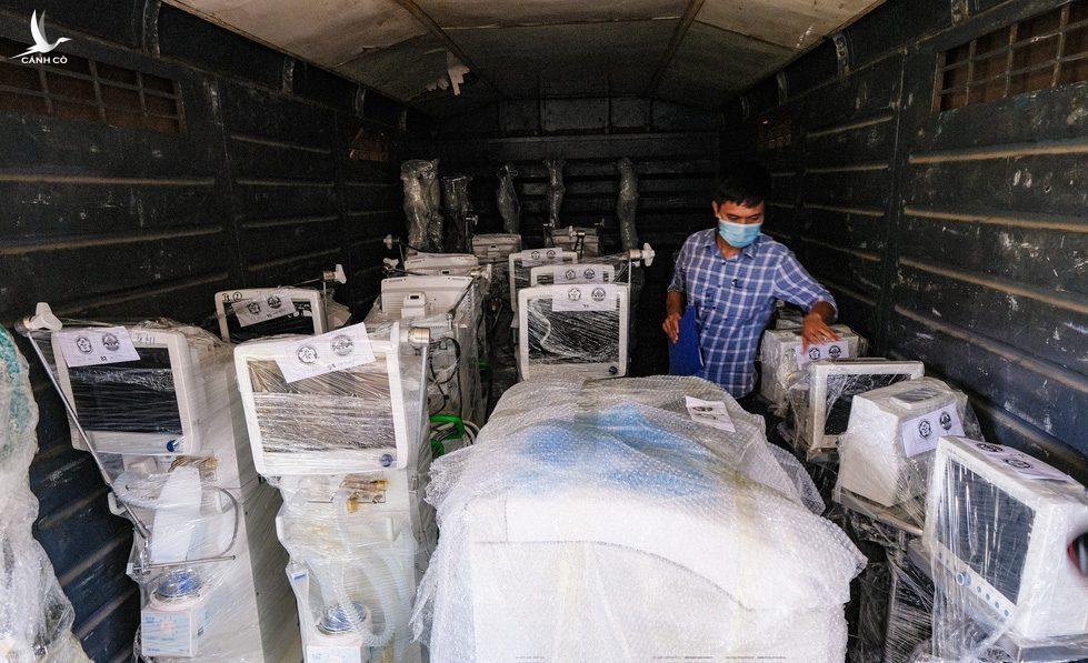 Tàu chở hàng trăm thiết bị y tế của Trung tâm Hồi sức lớn nhất miền Bắc vào TP.HCM chống dịch
